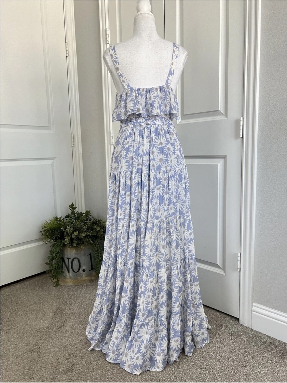 Paige Tevin Periwinkle Dress Daisy Floral Print Maxi Size S
$299 Ruffle NWT - Picture 7 of 12